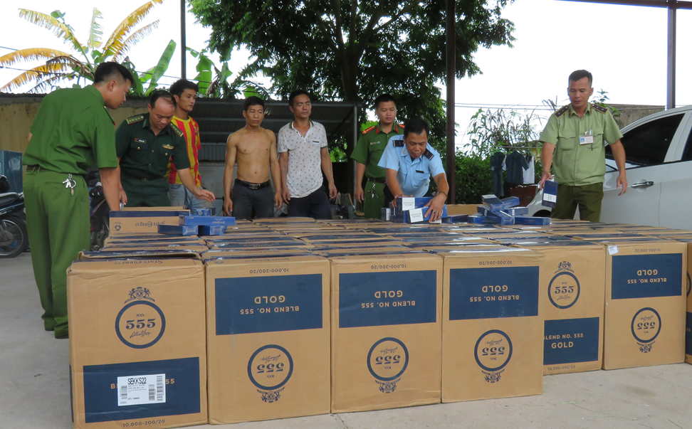 Lực lượng chức năng Trạm Kiểm soát liên hợp Km15 - Bến tàu Dân Tiến kiểm tra tang vật trong một vụ vận chuyển trái phép thuốc lá điếu do đơn vị phát hiện, bắt giữ.