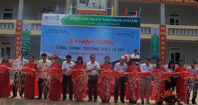 Nghi thức cắt băng khánh thành trường THCS Lệ Mỹ