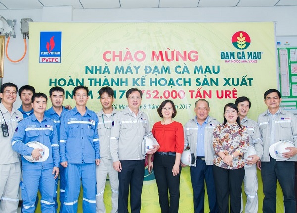 Ban lãnh đạo PVCFC chúc mừng nhà máy hoàn thành kế hoạch sản xuất năm 2017