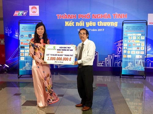Bà Triệu Lệ Khánh – Phó Chủ tịch Ủy ban Mặt trận Tổ quốc Việt Nam TP.Hồ Chí Minh đại diện chương trình nhận số tiền ủng hộ từ ông Đào Hảo – Phó Tổng giám đốc Vietcombank