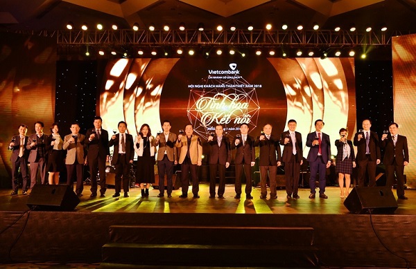 Các đại biểu khách mời cùng đại diện Ban Lãnh đạo Vietcombank và Vietcombank Sở Giao dịch tri ân khách hàng tại sự kiện