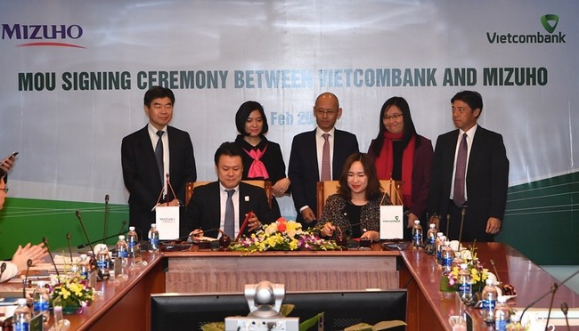Ông Takuya Ito – Giám đốc Ban Hợp tác doanh nghiệp Toàn cầu Mizuho Hà Nội và bà Nguyễn Thị Kim Oanh – Phó Tổng Giám đốc Vietcombank đại diện hai bên ký kết biên bản ghi nhớ