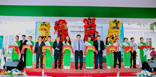 Ông Trần Sơn Hải – UB BTV Tỉnh ủy, Phó Chủ tịch thường trực UBND tỉnh Khánh Hòa (thứ tư từ trái sang) và các đồng chí Lãnh đạo huyện Vạn Ninh, Ngân hàng Nhà nước tỉnh Khánh Hòa và Giám đốc Vietcombank Khánh Hòa cắt băng khai trương Phòng giao dịch Vạn N