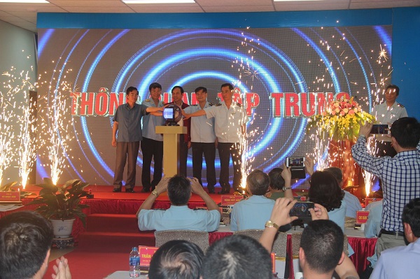 Lãnh đạo tỉnh Quảng Ninh, lãnh đạo Tổng cục Hải quan, lãnh đạo Cục Hải quan tỉnh Quảng Ninh... cùng ấn nút khai trương mô hình thủ tục và quản lý hải quan tập trung tại Chi cục Hải quan cửa khẩu Móng Cái.