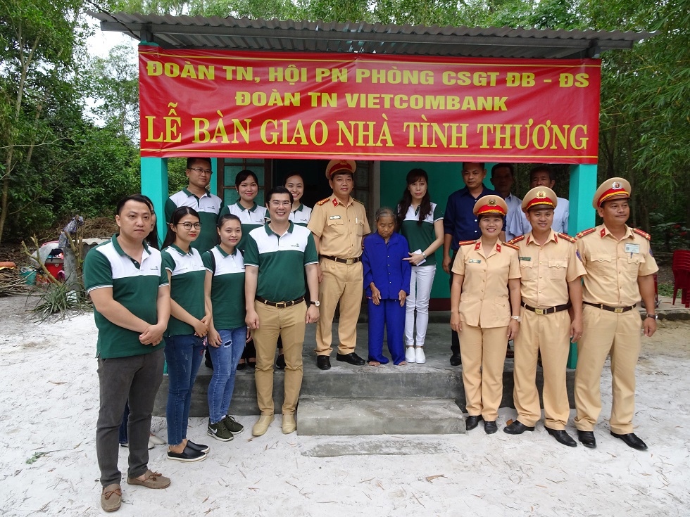 Bà Nguyễn Thị Thanh Hiền – Phó Giám đốc Vietcombank Huế (hàng trên, thứ 4 từ phải sang) cùng đoàn viên thanh niên, cán bộ Vietcombank Huế và chính quyền địa phương, người dân thôn Ba Lăng chụp ảnh lưu niệm