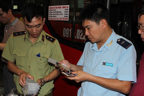 Lực lượng chống buôn lậu Tổng cục Hải quan phối hợp với các đơn vị công an bắt giữ 6 xe chở hàng lậu