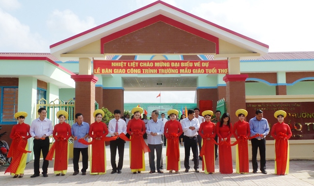 Ông Huỳnh Song Hào-Trưởng Văn phòng Đại diện Vietcombank khu vực phía Nam (đứng thứ 6 từ trái sang) cùng lãnh đạo địa phương cắt băng khánh thành công trình