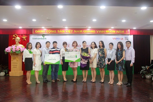Buổi lễ diễn ra với sự có mặt của đại diện ngân hàng Vietcombank, tập đoàn Red Sun, công ty VNPAY và các khách hàng tham gia chương trình
