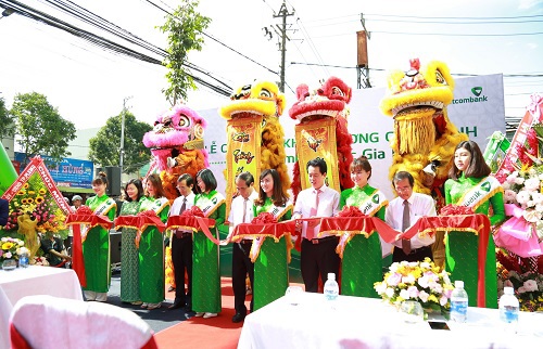 Các đại biểu cắt băng khai trương chi nhánh Vietcombank Bắc Gia Lai