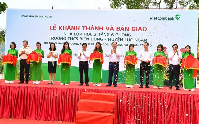 Các đại biểu cắt băng khánh thành Nhà lớp học 2 tầng 6 phòng của Trường THSC Biển Động