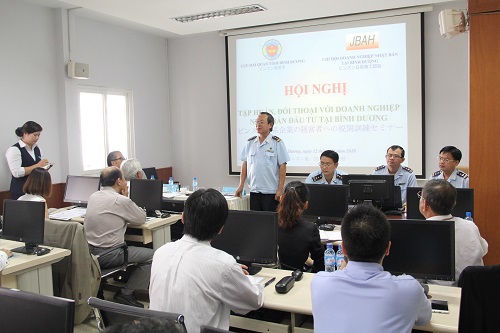 Phó Cục trưởng Cục Hải quan tỉnh Bình Dương Dương Hồng Hạnh giải đáp các vướng mắc cho doanh nghiệp Nhật Bản