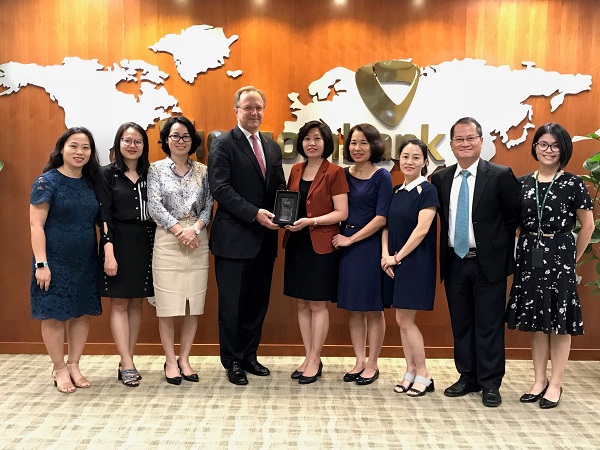 Lãnh đạo và cán bộ Trung tâm Thanh toán và Ban Định chế Tài chính Vietcombank chụp ảnh lưu niệm với đại diện Ngân hàng Wells Fargo Bank, N.A.