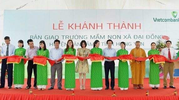 Các đại biểu tham gia cắt băng khánh thành công trình Truờng mầm non xã Đại Đồng