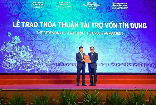 Ông Nghiêm Xuân Thành – Chủ tịch HĐQT (bên trái) trao bản thỏa thuận nguyên tắc thu xếp vốn đối với dự án Nhà máy nhiệt điện Quảng Trạch 1 cho ông Dương Quang Thành – Chủ tịch Tập đoàn Điện lực Việt Nam