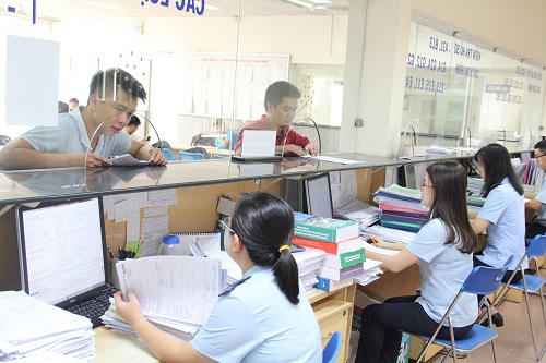 Hải quan Bình Dương thực hiện niêm yết thông báo công khai số điện thoại và cán bộ công chức trực tại các địa điểm làm thủ tục để thuận tiện cho doanh nghiệp liên hệ khi có công việc đột xuất