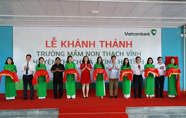 Các đại biểu tham gia cắt băng khánh thành công trình Trường mầm non Thạch Vĩnh