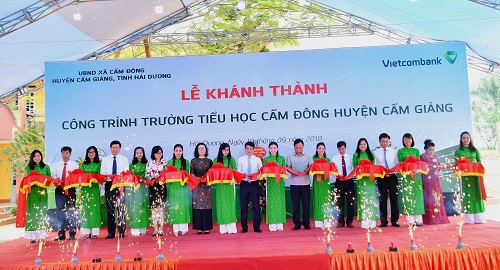 Các đại biểu tham gia cắt băng khánh thành công trình Truờng Tiểu học Cẩm Đông
