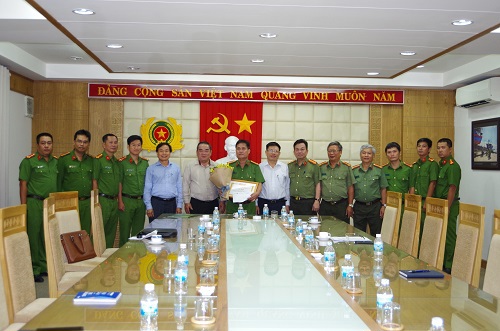 Ông Nguyễn Hoài Chiểu – Giám đốc NHNN Chi nhánh tỉnh Khánh Hòa (thứ 6 từ trái sang) và ông Đào Minh Tuấn – Phó Tổng Giám đốc Vietcombank (thứ 7 từ phải sang) cùng ông Lương Phan Sảng – Giám đốc Vietcombank Khánh Hòa (thứ 5 từ trái sang) trao Giấy khen và 