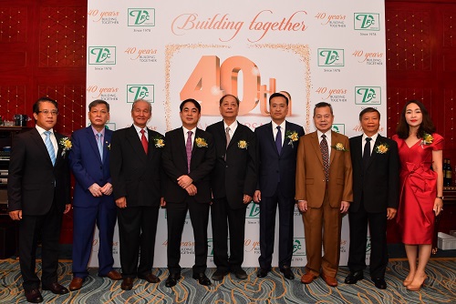Ban Lãnh đạo Vietcombank cùng Lãnh đạo VFC và nguyên Lãnh đạo Vietcombank qua các thời kỳ chụp ảnh kỷ niệm tại buổi lễ