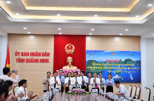 Đại diện UBND Tỉnh Quảng Ninh, ông Đặng Huy Hậu – Phó Chủ tịch thường trực (giữa) cùng đại diện Vietcombank, ông Đào Minh Tuấn – Phó Tổng Giám đốc (bên trái) và đại diện Tập đoàn FPT, ông Bùi Quang Ngọc – Tổng Giám đốc ký kết thỏa thuận hợp tác