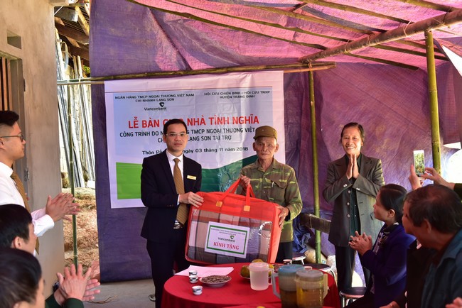 Ông Hoàng Đình Hưng - Phó Giám đốc, Chủ tịch Công đoàn cơ sở Vietcombank Lạng Sơn tặng quà cho gia đình ông Bế Văn Dín
