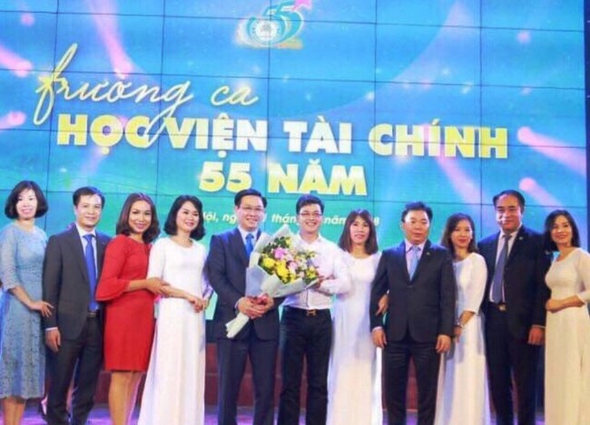 Đồng chí Vương Đình Huệ - Ủy viên Bộ Chính trị, Phó Thủ tướng Chính phủ (thứ 5 từ trái sang) chụp ảnh lưu niệm với các đại biểu tham dự tọa đàm