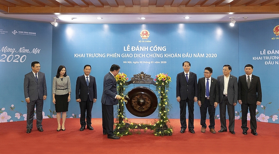 Bộ trưởng Đinh Tiến Dũng đánh cồng khai trương phiên giao dịch chứng khoán đầu năm 2020.