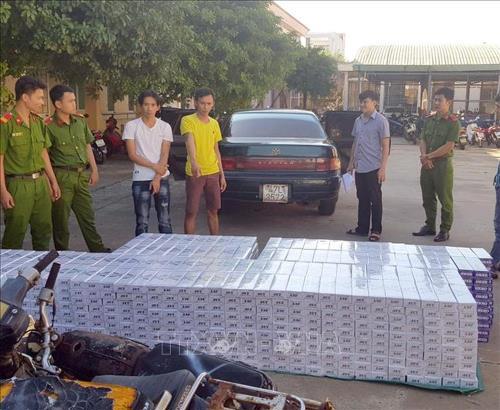 Lực lượng chức năng bắt giữ xe ô tô vận chuyển 1.250 cây thuốc lá lậu trên quốc lộ 19.