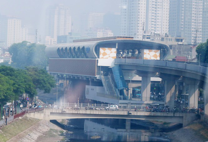 Có giá trị cả nghìn tỷ đồng nhưng hệ thống thang máy và nhà ga dù đã hoàn thành chỉ để phơi nắng mưa.