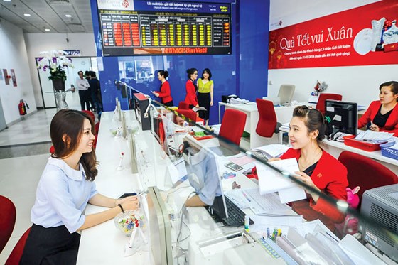 Khách hàng giao dịch tại ngân hàng.