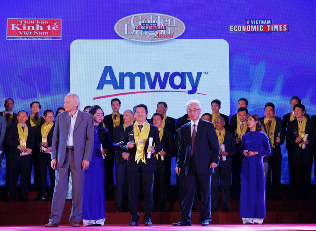 Ông Huỳnh Thiên Triều – Phó Tổng Giám đốc Amway Việt Nam nhận Giải thưởng Rồng Vàng 2017-2018.