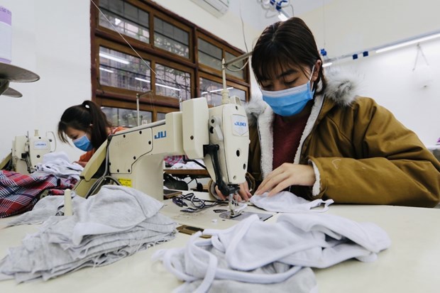 May khẩu trang tại Garco 10, Long Biên, Hà Nội.