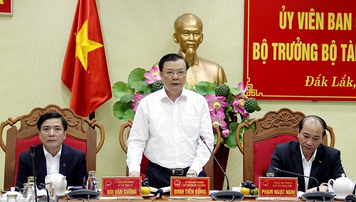 Bộ trưởng Bộ Tài chính Đinh Tiến Dũng phát biểu tại buổi làm việc.