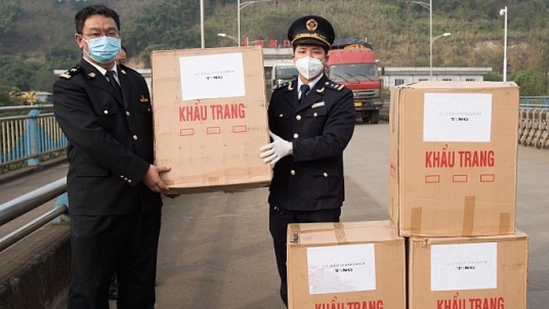 Chi cục Hải quan Cửa khẩu Lào Cai tặng 10.000 khẩu trang cho Hải quan Hà Khẩu, Trung Quốc ngày 2/2.