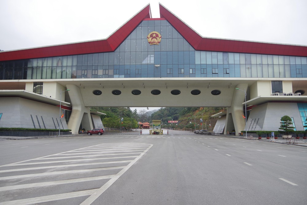 Giao thương qua biên giới bị đình trệ nghiêm trọng bởi vòng xoáy Covid-19 gây ra.