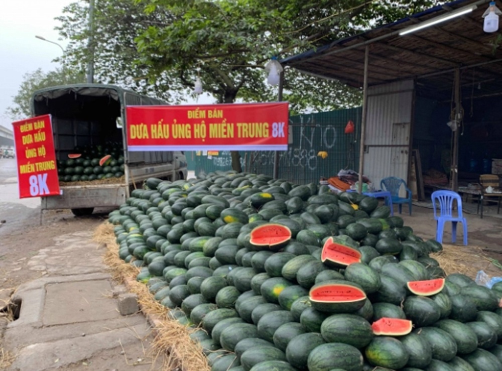 Nhiều cá nhân, đơn vị đang giúp nông dân trồng dưa hấu tiêu thụ dưa.
