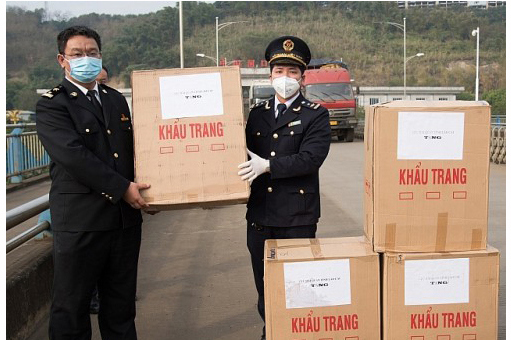 Hải quan Việt Nam tặng 55.000 khẩu trang chống Corona cho Hải quan Trung Quốc.