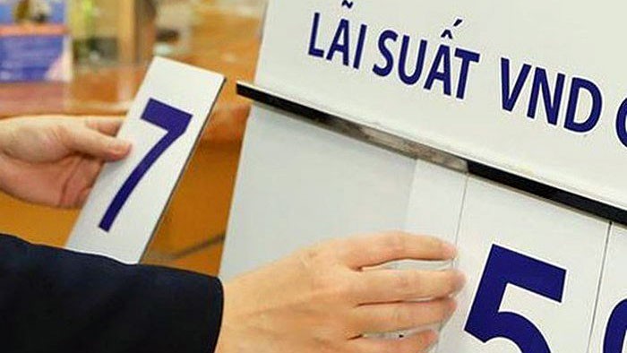Các ngân hàng xem xét miễn giảm lãi vay hỗ trợ doanh nghiệp gặp khó khăn vì Covid-19.