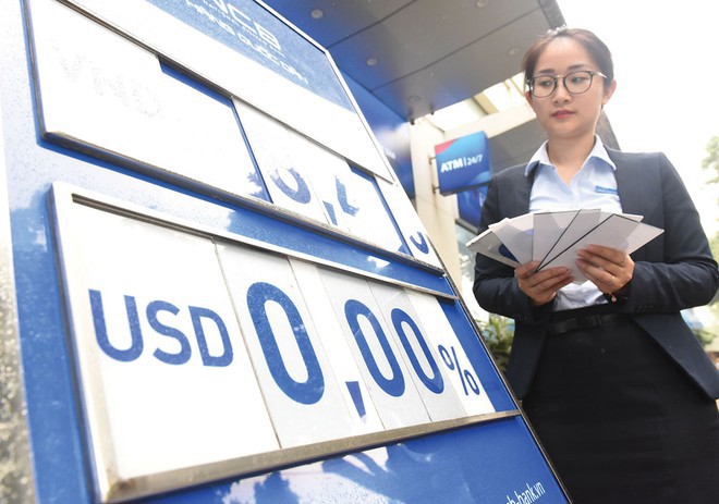 Việc các ngân hàng hạ mặt bằng lãi suất huy động cả kỳ hạn ngắn và dài góp phần làm giảm mức hấp dẫn của việc nắm giữ VND.