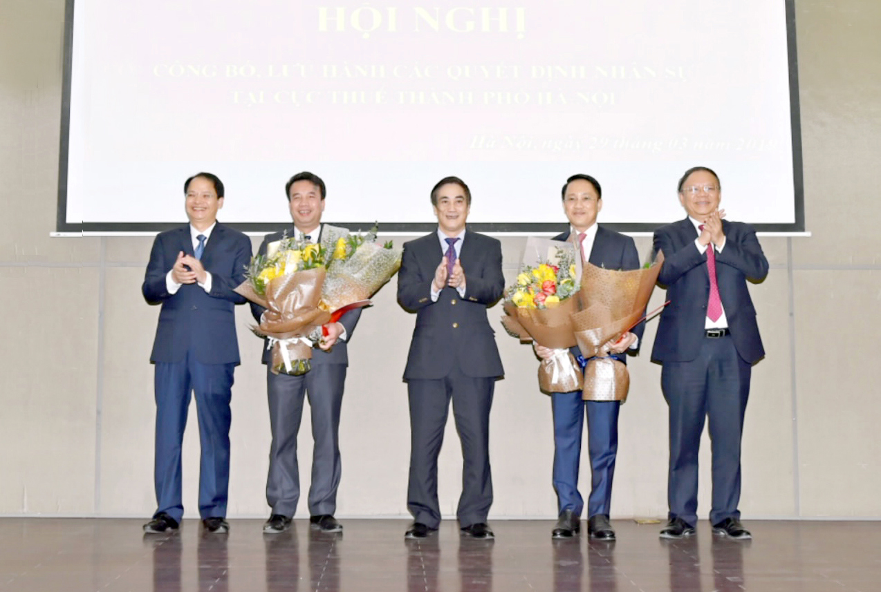 Thứ trưởng Trần Xuân Hà, Phó Chủ tịch UBND TP.Hà Nội Nguyễn Doãn Toản và Tổng cục trưởng Tổng Cục Thuế Bùi Văn Nam chúc mừng ông Nguyễn Thế Mạnh và ông Mai Sơn nhận nhiệm vụ trên cương vị mới.