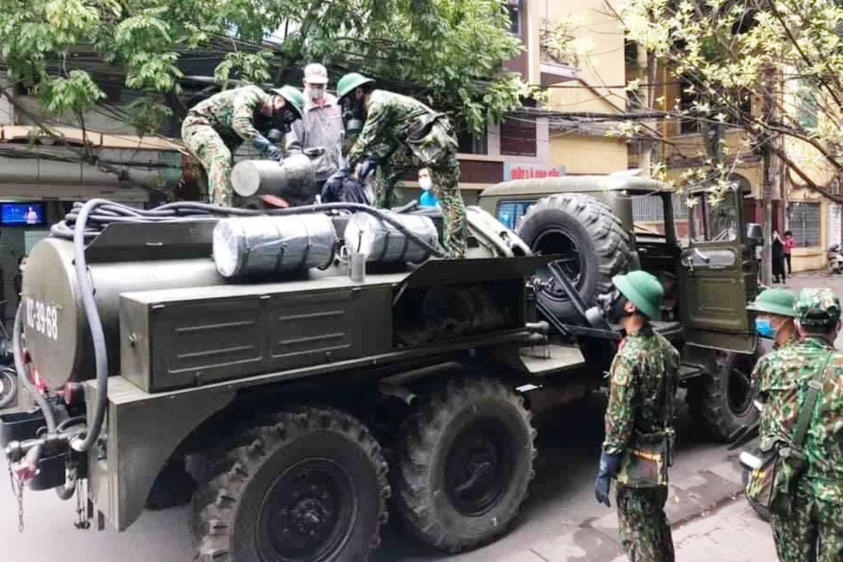 Lực lượng quân đội phun hóa chất khử khuẩn, khử trùng làm sạch môi trường phòng dịch Covid-19.