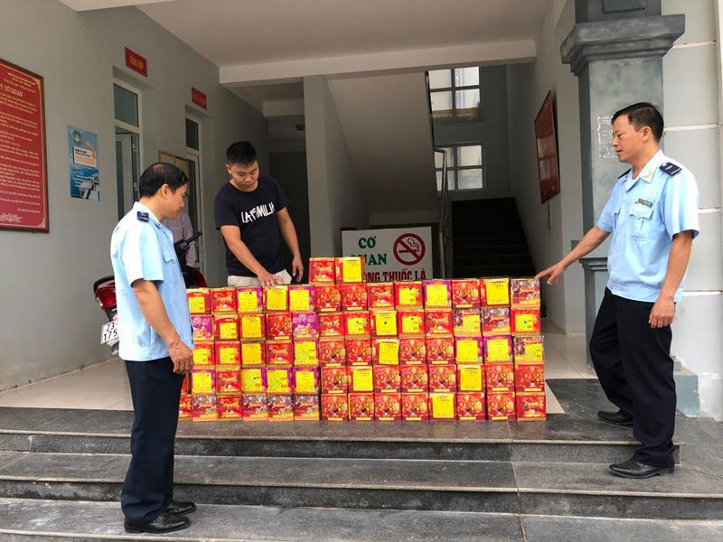 Đội Kiểm soát Hải quan bắt giữ 105 kg pháo lậu.