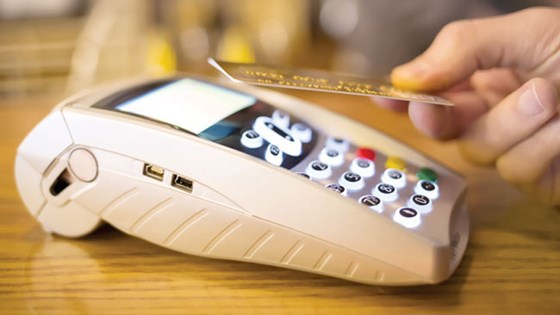 Thanh toán không tiếp xúc qua máy POS.