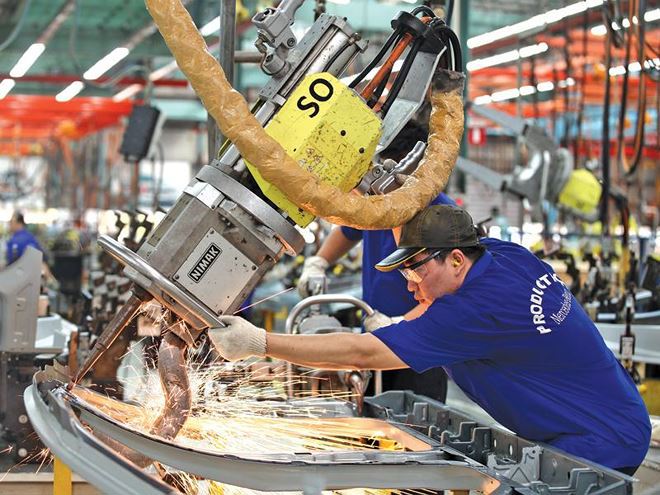 Sản xuất tại Công ty Mercedes-Benz Việt Nam.