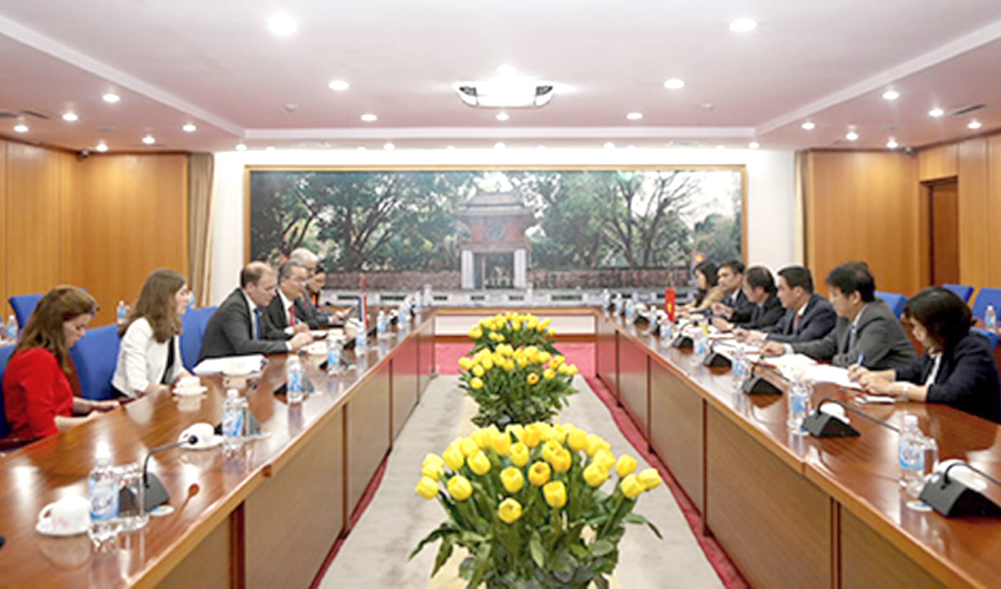 Quang cảnh buổi làm việc.