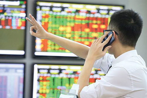 Tâm lý nhà đầu tư mạnh dạn xuống tiền đã giúp nhiều nhóm ngành hồi phục tích cực.