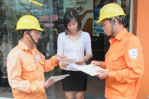 Nhân viên EVN hướng dẫn khách hàng sử dụng điện tiết kiệm, hiệu quả.