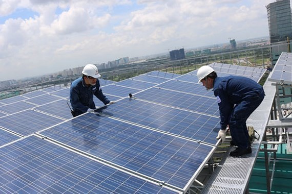 Đầu tư điện mặt trời áp mái đang sôi động trở lại.