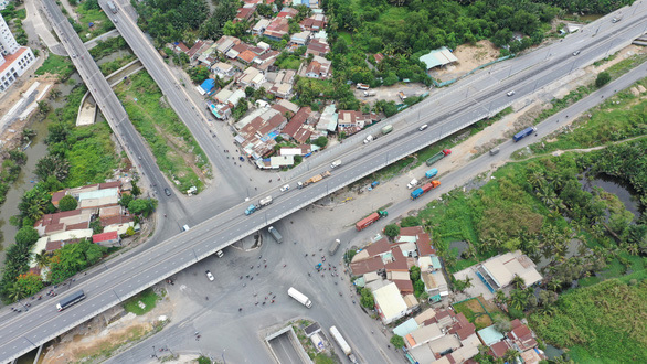 Tuyến đường Võ Chí Công - Vành đai 2 (Quận 2) đang hình thành kết nối với đoạn Phạm Văn Đồng - Gò Dưa (Quận Thủ Đức). 