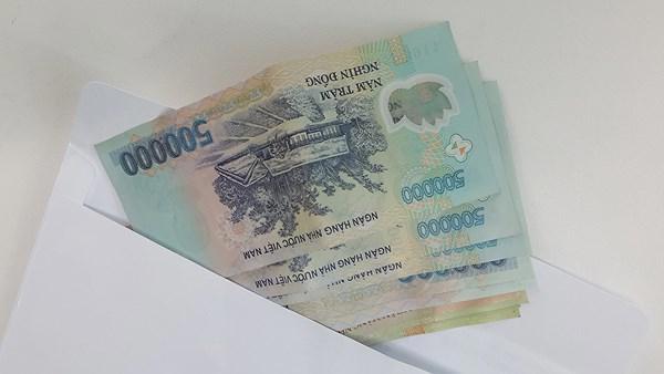 Sắp hết thời công chức đi họp được nhận phong bì.